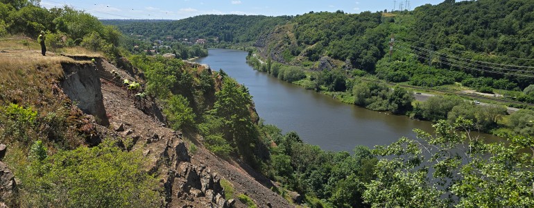 Skála Zámky v Pražských Bohnicích a řeka Vltava.