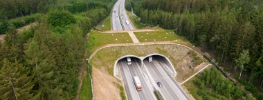 Letecký pohled na dálniční ekodukt.