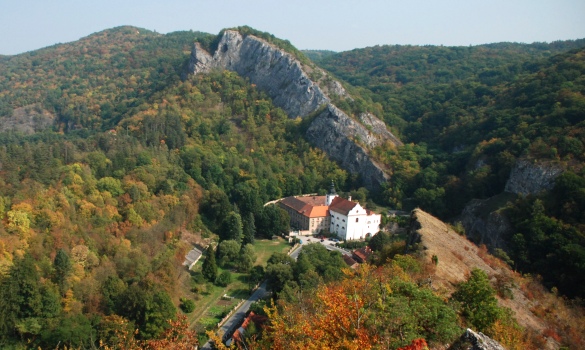 Podzimní pohled z ptačí perspektivy na obec Svatý Jan pod Skalou.