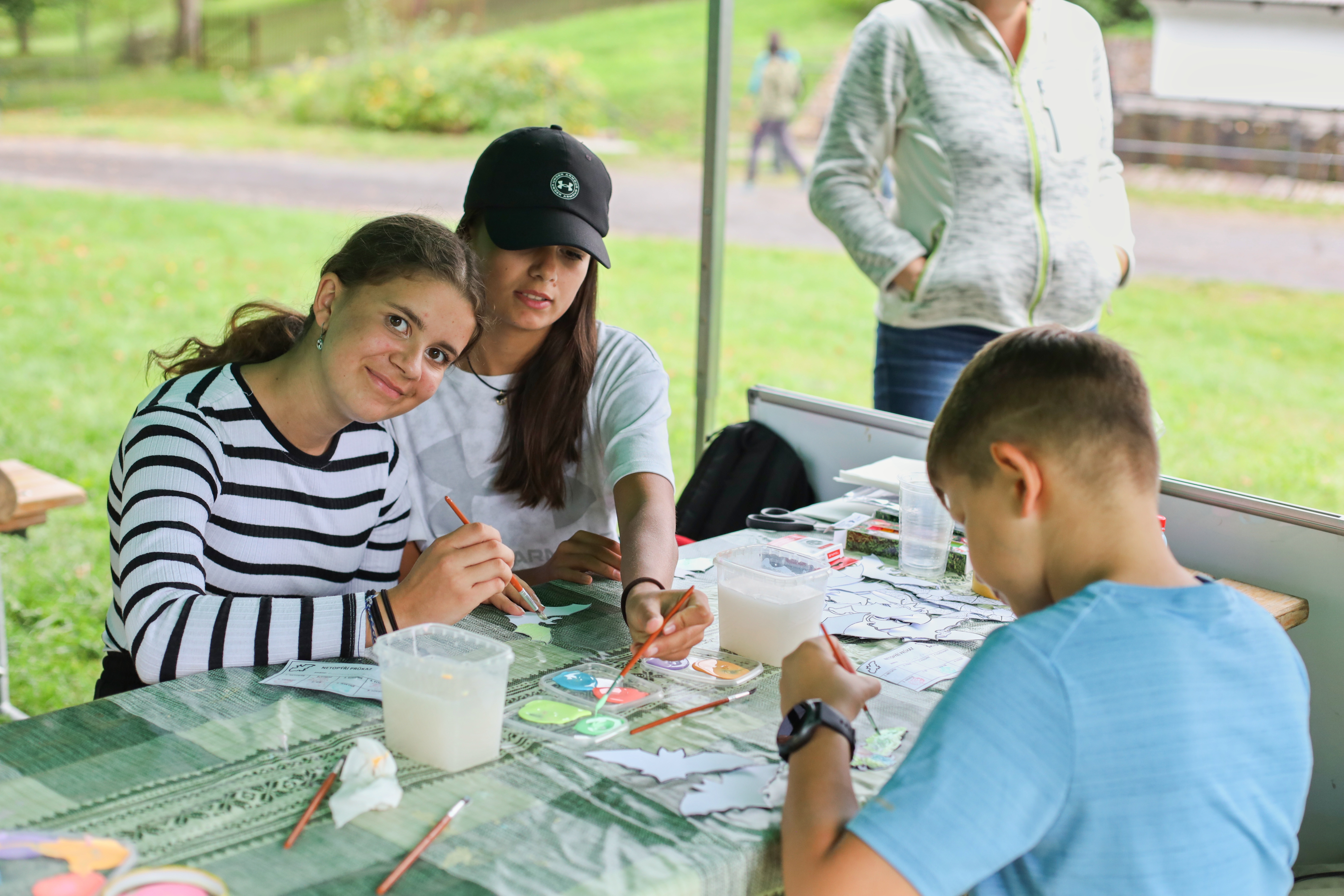 děti na výtvarných dílnách na Netopýří noci